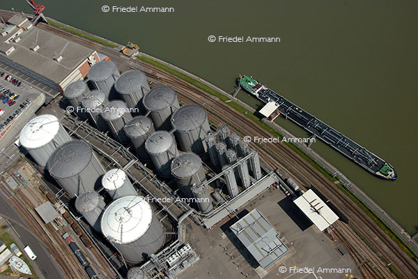 WIRTSCHAFT / ECONOMY - Mobilität / Mobility - Schifffahrt / Shipping – Rheinhafen / Port Birsfelden, Basel
