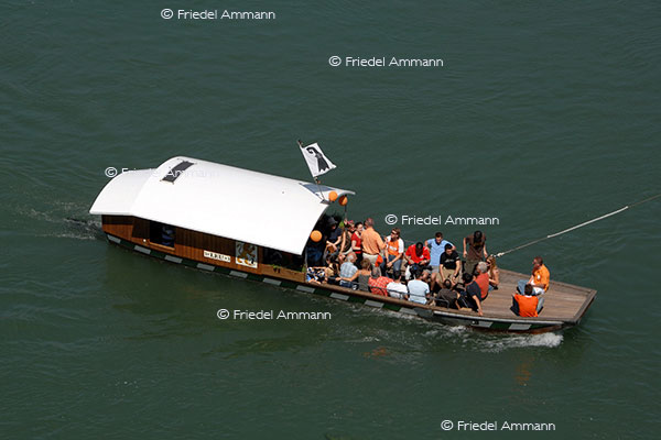 WIRTSCHAFT / ECONOMY - Mobilität / Mobility - Schifffahrt / Shipping - Mittlere Rheinfähre «Leu» / Ferryboat, Basel