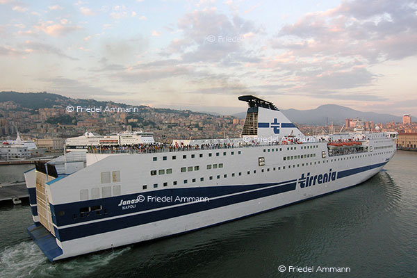 WIRTSCHAFT / ECONOMY - Mobilität / Mobility - Schifffahrt / Shipping – Hafen / Port - Genua, Italia