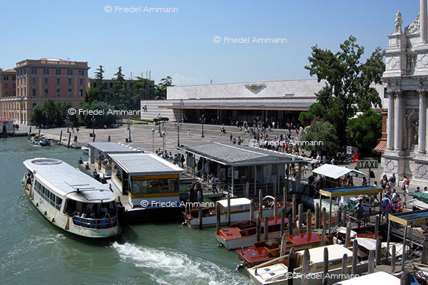 WIRTSCHAFT / ECONOMY - Mobilität / Mobility - Schifffahrt / Shipping – Fähre Bahnhof Venedig / Ferry Venice Central Station, Italia