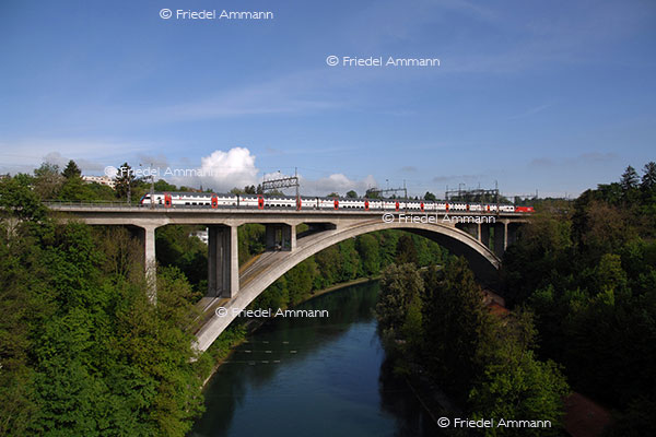 WIRTSCHAFT / ECONOMY - Mobilität / Mobility - Bahnen / Railway – Eisenbahnviadukt / Train Overcrossing, Bern - SBB Doppelstockwagen / Double-Decker Coach