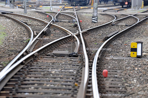 WIRTSCHAFT / ECONOMY - Mobilität / Mobility - Bahnen / Railway - Weichenstellungen / to work the switches