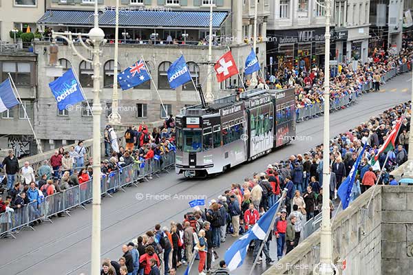 WIRTSCHAFT / ECONOMY - Mobilität / Mobility - Bahnen / Railway - Basler Tram - Mittlere Rheinbrücke während des Tattoo-Umzuges / Tramway during Tattoo Parade