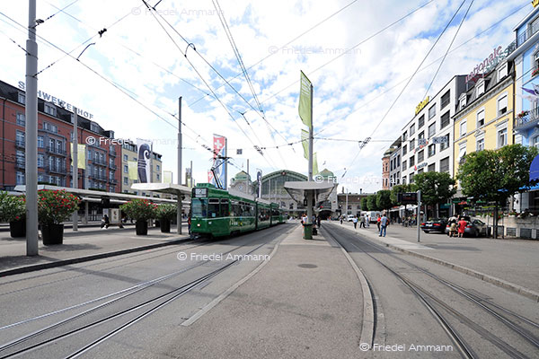 WIRTSCHAFT / ECONOMY - Mobilität / Mobility - Schweizer Bahnhof SBB / Swiss Trainstation, Basel – Bahnhofplatz / Station Square