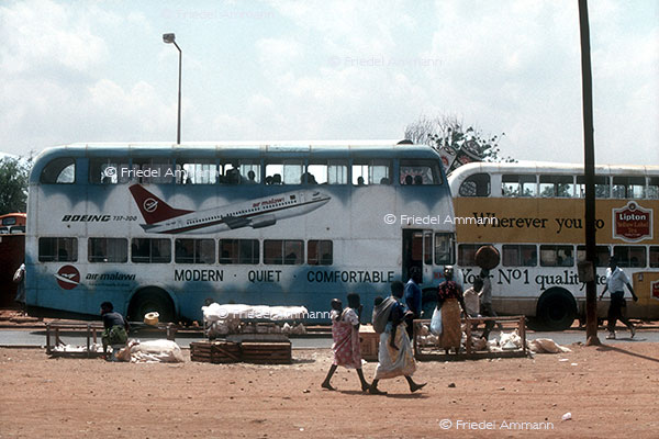 WIRTSCHAFT / ECONOMY - Mobilität / Mobility - Strasse / Road - Busbahnhof / Bus Station - Lilongwe, Malawi