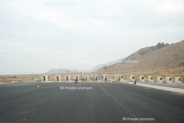 WIRTSCHAFT / ECONOMY - Mobilität / Mobility - Strasse / Road - Autobahnmaut Zahlstelle / Road Charge - Muscat-Sur Bibi Mariam, Oman