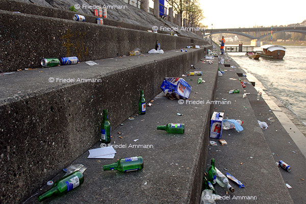 WIRTSCHAFT / ECONOMY - Abfall, Recycling - Littering, Kleinbasler Rheinufer 