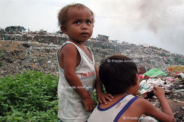 WIRTSCHAFT / ECONOMY - Abfall, Recycling - Navotas Müllberge / Pile of Rubbish - Metro Manila, Philippinen
