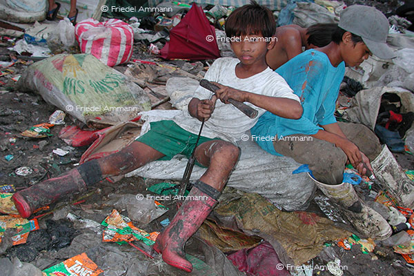 WIRTSCHAFT / ECONOMY - Abfall, Recycling - Payatas Müllberge / Pile of Rubbish - Metro Manila, Philippinen