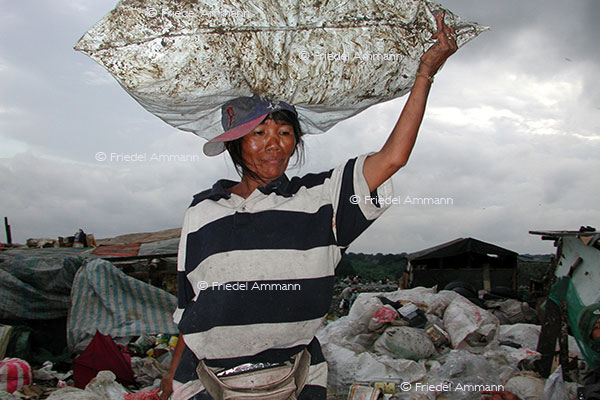 WIRTSCHAFT / ECONOMY - Abfall, Recycling - Payatas Müllberge / Pile of Rubbish - Metro Manila, Philippinen