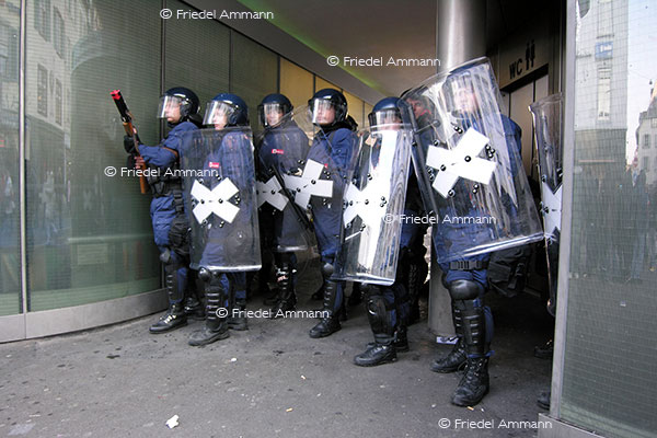 WIRTSCHAFT / ECONOMY - Service Public – Polizeieinsatz / Police Deployment