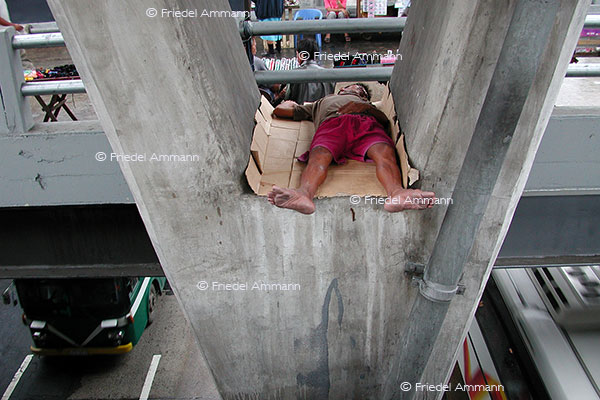WIRTSCHAFT / ECONOMY - Armut / Poverty - Cubao Place - Metro Manila, Philippinen
