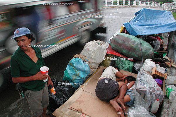 WIRTSCHAFT / ECONOMY - Armut / Poverty - Cubao Place - Metro Manila, Philippinen