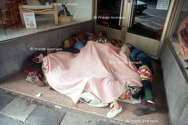 WIRTSCHAFT / ECONOMY - Armut / Poverty - Kinder / Children - Township Khayelitsha - Kapstadt, Südafrika / South Africa