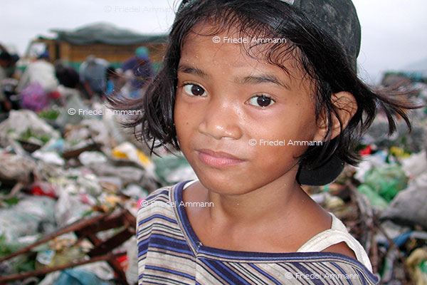 WIRTSCHAFT / ECONOMY - Armut / Poverty – Müllsammlerin /  «Scavenger» - Payatas, Metro Manila - Philippinen