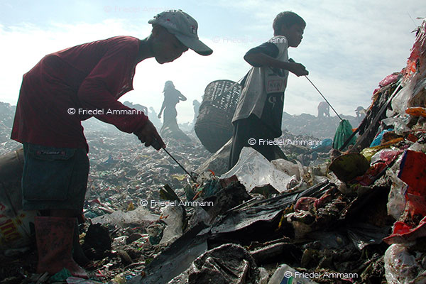 WIRTSCHAFT / ECONOMY - Armut / Poverty – Müllsammler /  «Scavenger» - Smokey Mountain - Metro Manila, Philippinen