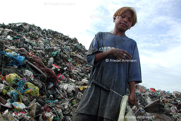 WIRTSCHAFT / ECONOMY - Armut / Poverty – Müllsammler / «Scavenger» - Smokey Mountain - Metro Manila, Philippinen