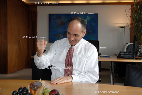WISSEN - Chemie, Pharma Forschung 2 - Novartis CEO Joe Jimenez, Basel