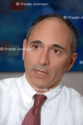 WISSEN - Chemie, Pharma Forschung 2 - Novartis CEO Joe Jimenez, Basel