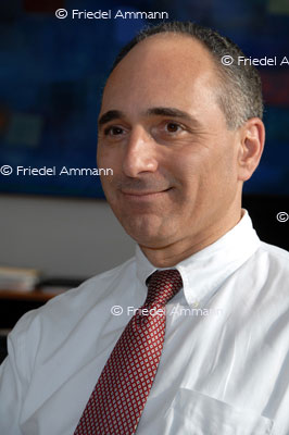WISSEN - Chemie, Pharma Forschung 2 - Novartis CEO Joe Jimenez, Basel